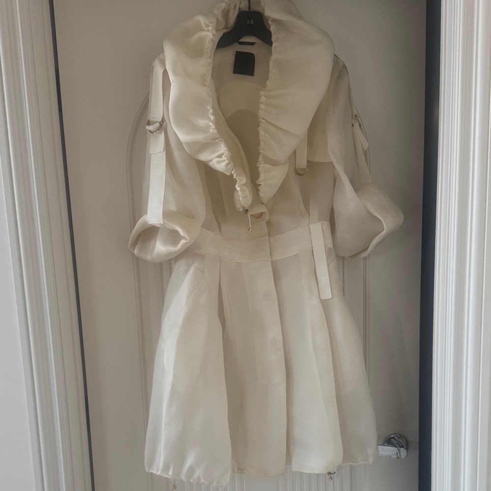 Elegant Cream Blouse - Picture 2 of 2
